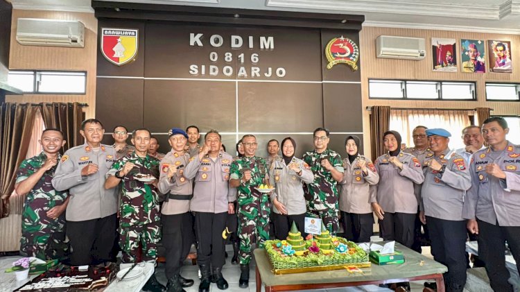 Solidkan Sinergitas, Polresta Sidoarjo Beri Kejutan Kodim 0186 Sidoarjo di HUT TNI Ke-80