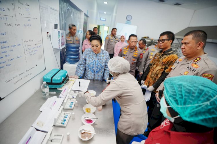 Kapolri dan Ketua Komisi IV DPR Tinjau SPPG YKB Polres Karanganyar, Dukung Penuh Program MBG
