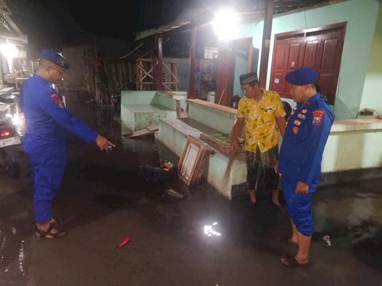 Polisi Ajak Warga Pesisir Situbondo Jaga Kebersihan Lingkungan dan Waspada Banjir Rob