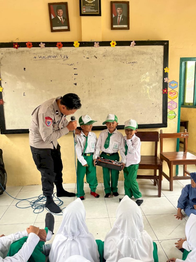 Polsek Wonoayu Edukasi Pelajar MI Miftahul Ulum untuk Cegah Perundungan