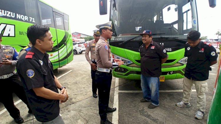 Polantas Menyapa : Operasi Zebra Semeru PJR Polda Jatim Beri Edukasi Tertib Lalin