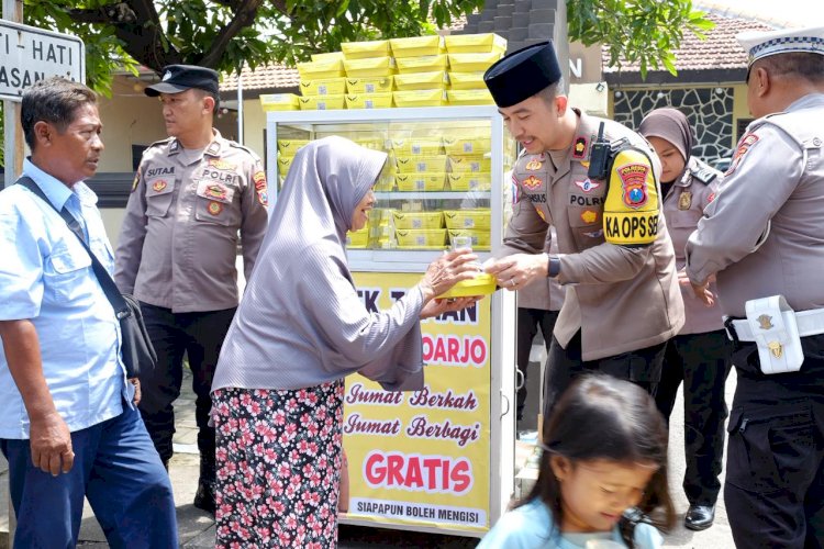 Jumat Berkah Polsek Taman Bagikan Makanan Gratis