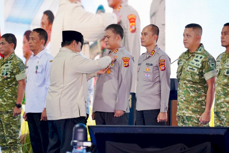 Presiden Prabowo Anugerahkan Tanda Kehormatan kepada Polri atas Dukungan Ketahanan Pangan Nasional