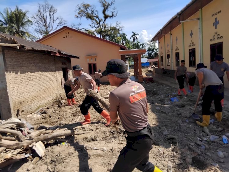 Brimob Hadir Dukung Pemulihan Rumah dan Aktivitas Ibadah Pascabencana Batang Toru