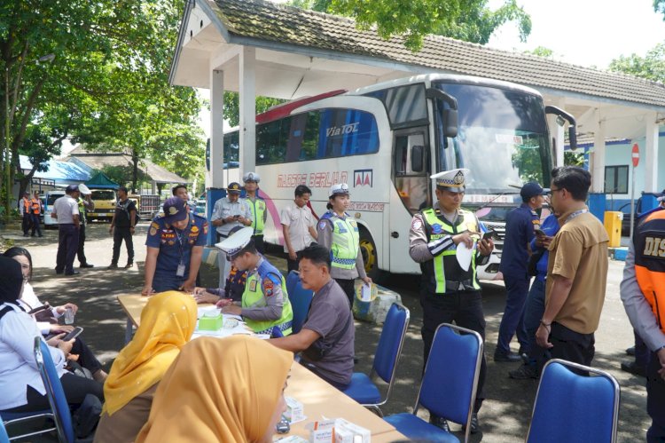 Operasi Keselamatan Semeru Polres Malang Gelar Ramp Check dan Tes Urine Awak Bus