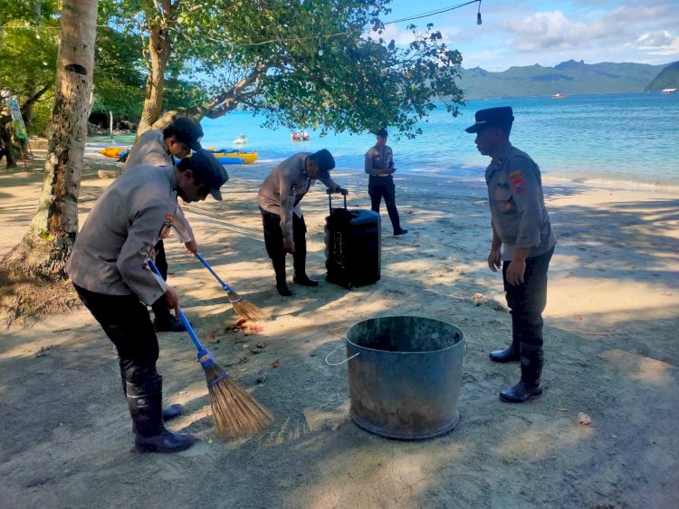 Gotong Royong Polres Trenggalek Bersihkan Area Pantai Mutiara Watulimo