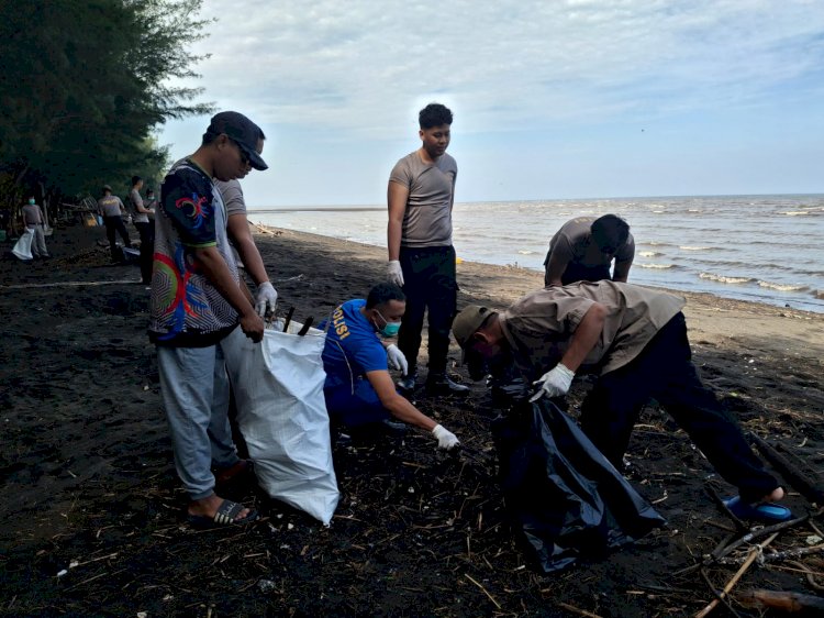 Gerakan Indonesia Asri Polres Probolinggo Bersama Warga Percantik Destinasi Wisata Pantai