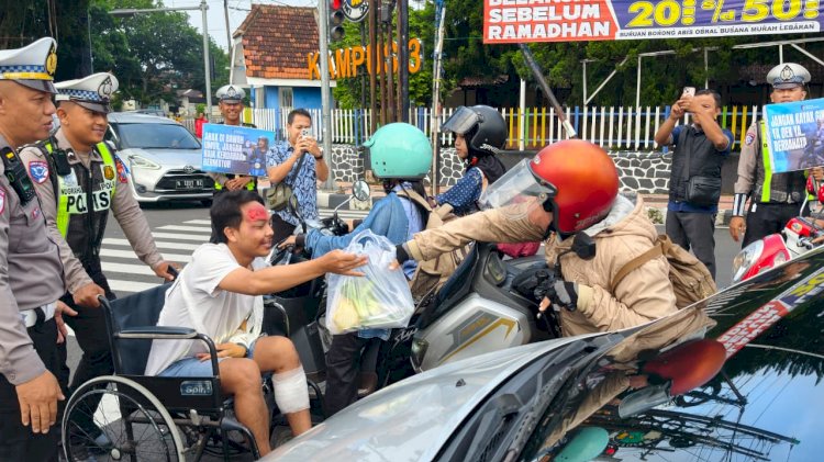 Polres Blitar Kota Edukasi Pengguna Jalan di Operasi Keselamatan Semeru Dengan Berbagi Sayur