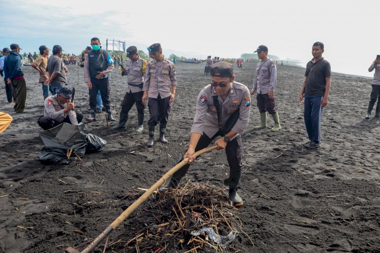 Polres Lumajang Gelar Aksi Bersih - bersih Wujudkan Pantai Watu Pecak Asri