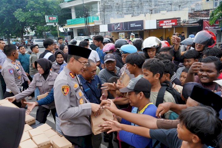 Polres Situbondo Bersama Insan Pers Berbagi Takjil Ratusan Bungkus Habis Dalam 10 Menit